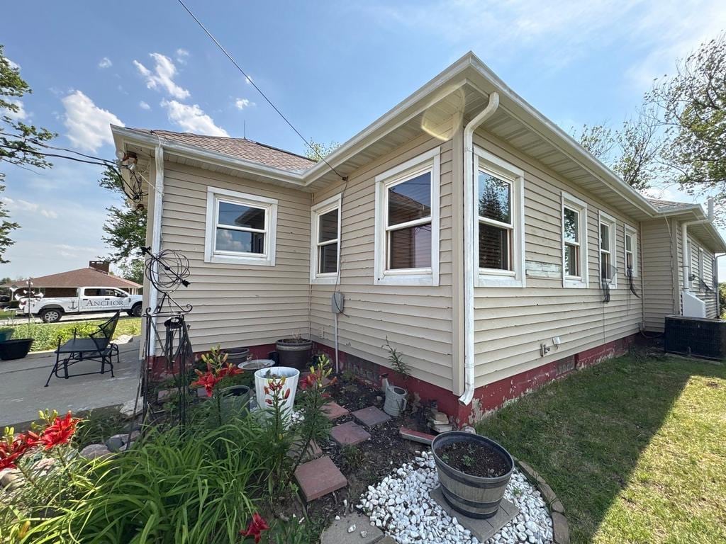 Beige vinyl siding installation on a residential home showcasing siding energy efficiency in Omaha, NE by Anchor Roofing